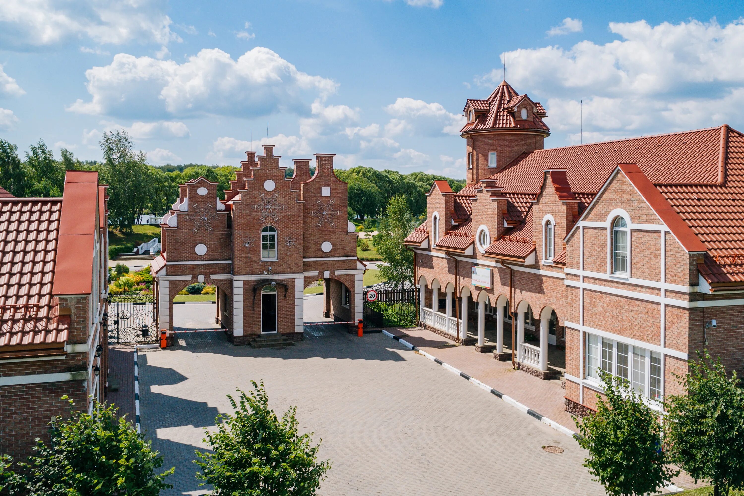 Дома на деревьях. Родной дом. Усадьба петриково, деревня петриково. Лучшие дома подмосковья. Деревенский дом на опушке леса.