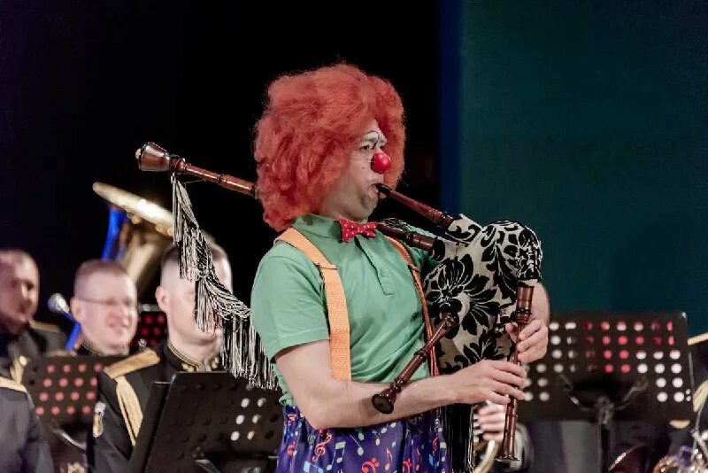 клоун дирижер. клоуны спектакли. клоун дирижер. клоун рон клаксон. мелвин тикс.