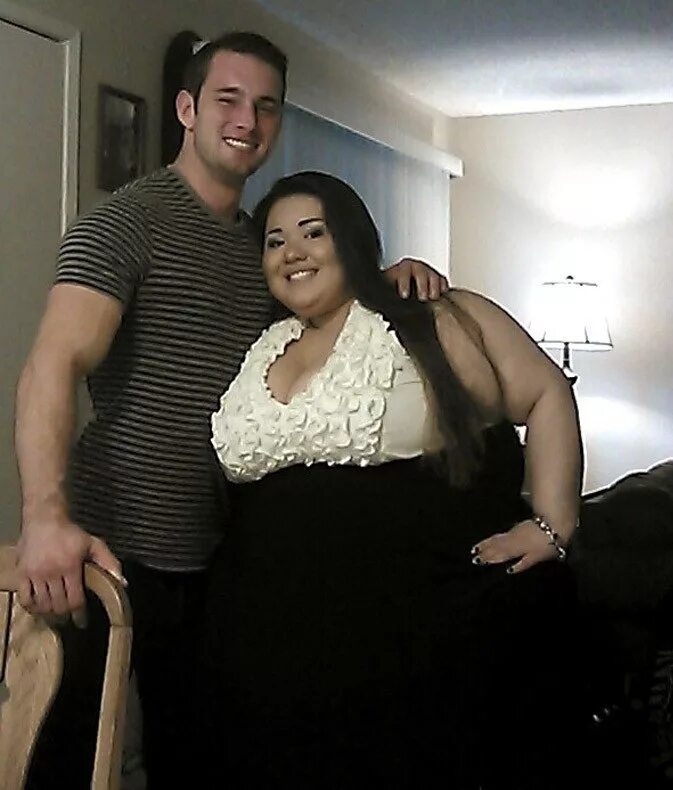 толстые женщины. встречаюсь с толстым парнем. парень обнимает толстую девушку. полная девушка с парнем. толстая женщина и мужчина.