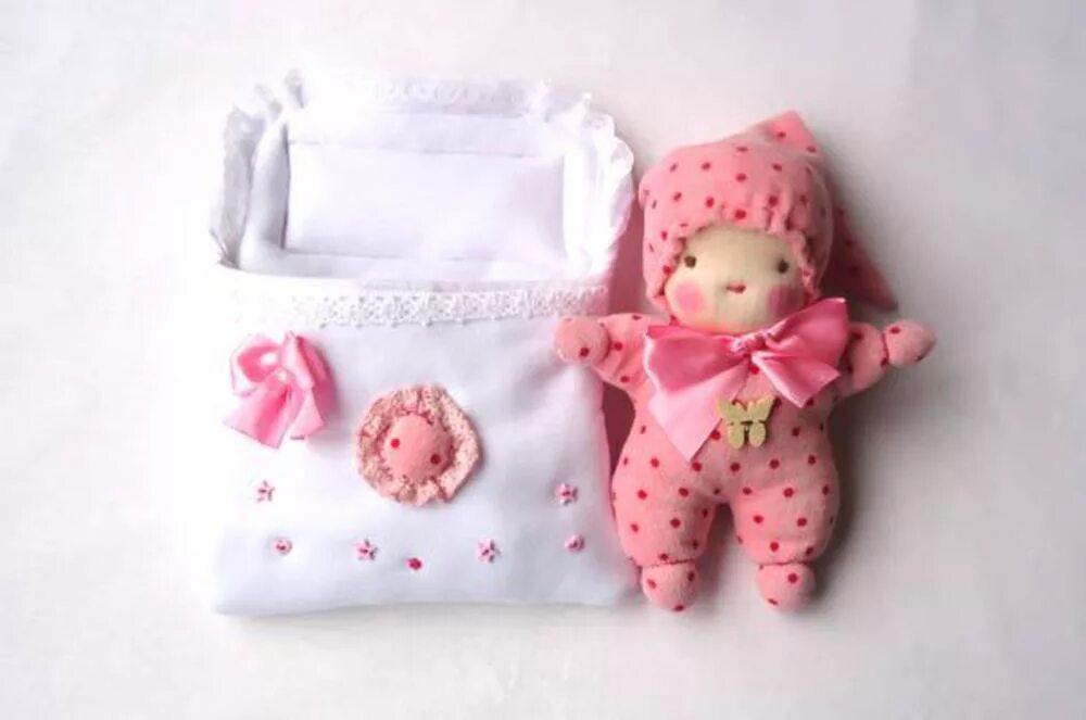 Колыбелька сплюшка. Кукла пупс из ткани. Кукла малыш из ткани. Кукла младенец из ткани. Текстильные пупсы младенцы.