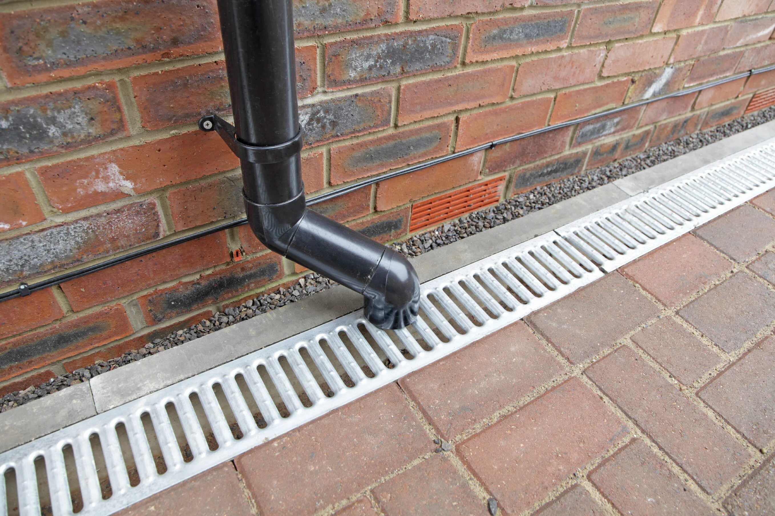 Ливневка в доме. Канализация дренажная напорная k4h. Лоток для ливневой канализации 150х50. Ливневая канализация стандартпарк. Дренажная система ливневой канализации.