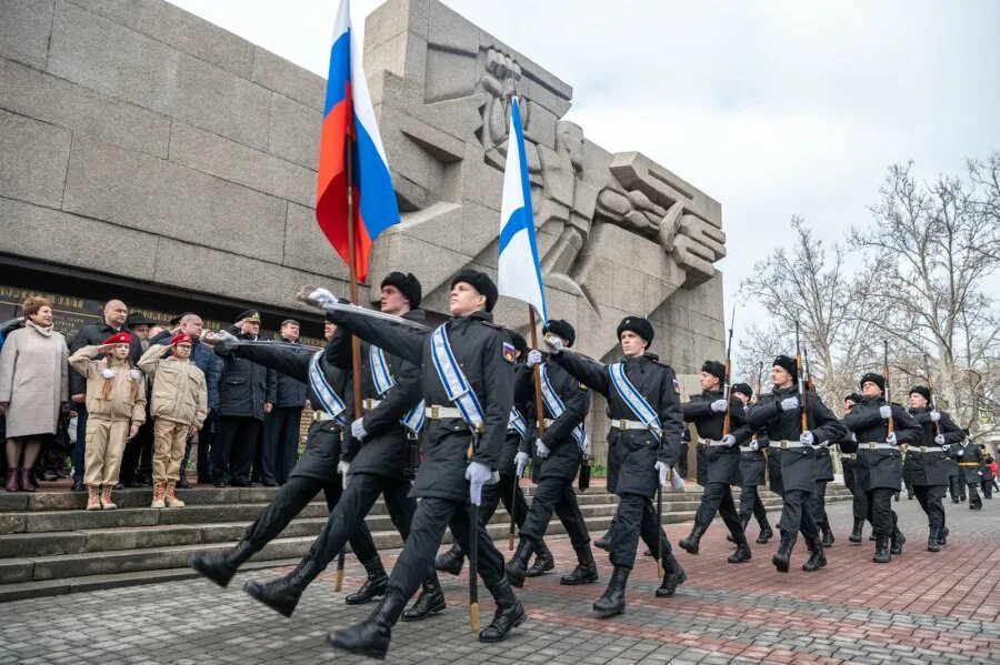 Где 23 февраля состоялся митинг народной воли. Севастополь 2014. Митинг народной воли Севастополь. 23 Февраля день народной воли Севастополь.