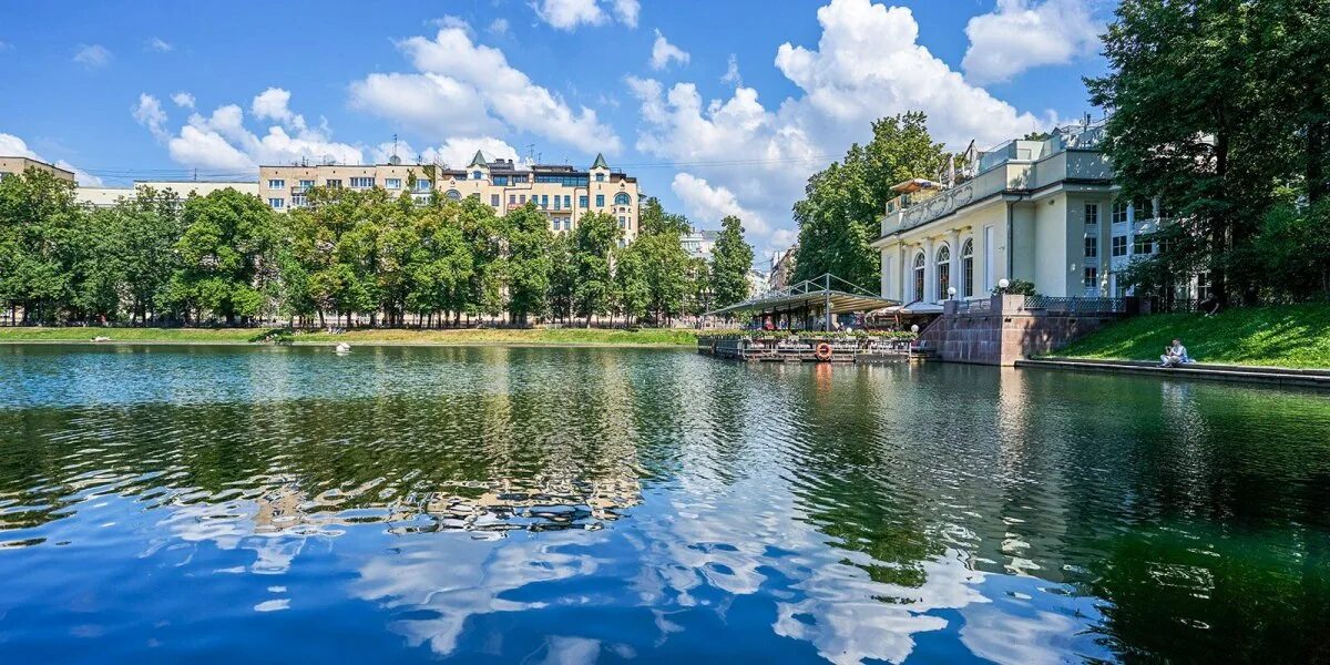 Почему патриаршие пруды если пруд только один. Патриаршие пруды москва. лебеди на патриарших прудах. патриаршие пруды питер.