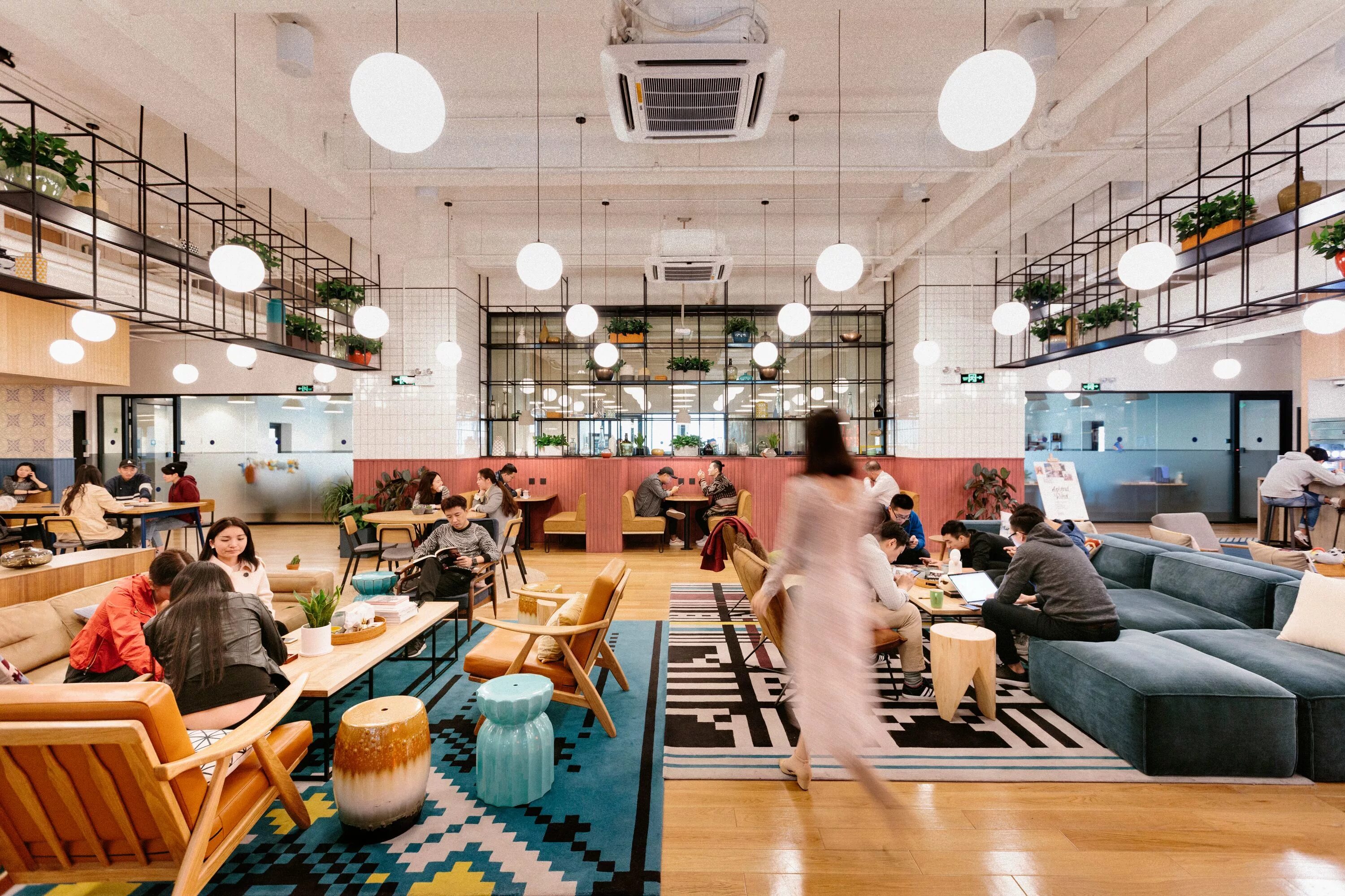 Компания wework. Кэмерон Лотнер WEWORK. WEWORK Ходынка. WEWORK Москва.