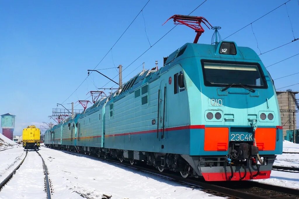 Сиб ж. Электровоз Дончак 2эс4к. Электровоз 2эс4к Дончак в депо. Электровоз 4эс8 малахит. Модель электровоза 2эс4к Дончак.