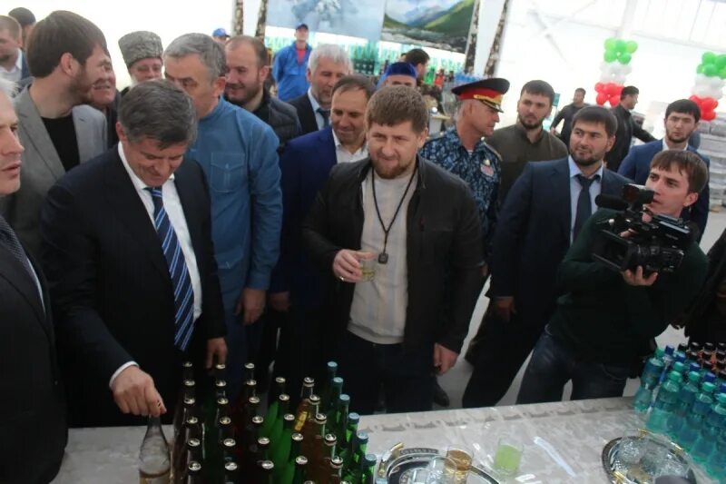 Ооо чеченской республике. Чеченская минеральная вода Серноводская. Чеченские Минеральные воды завод. Майкопская минеральная вода.