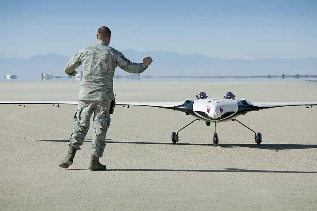 Что такое дроны на войне. Lockheed Martin x-56. БПЛА Корсар 2020. БПЛА Longshot DARPA. Военный БПЛА Dron x107.