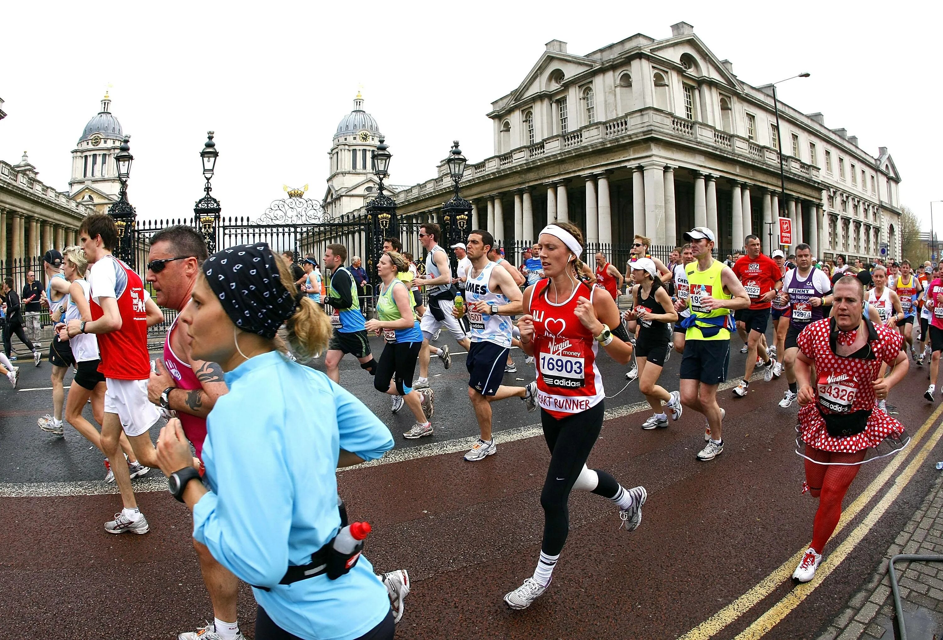 Какой спорт популярен в великобритании. Марафон (the Marathon). London Marathon 2023. Лондонский марафон. Спортивные мероприятия Англия.