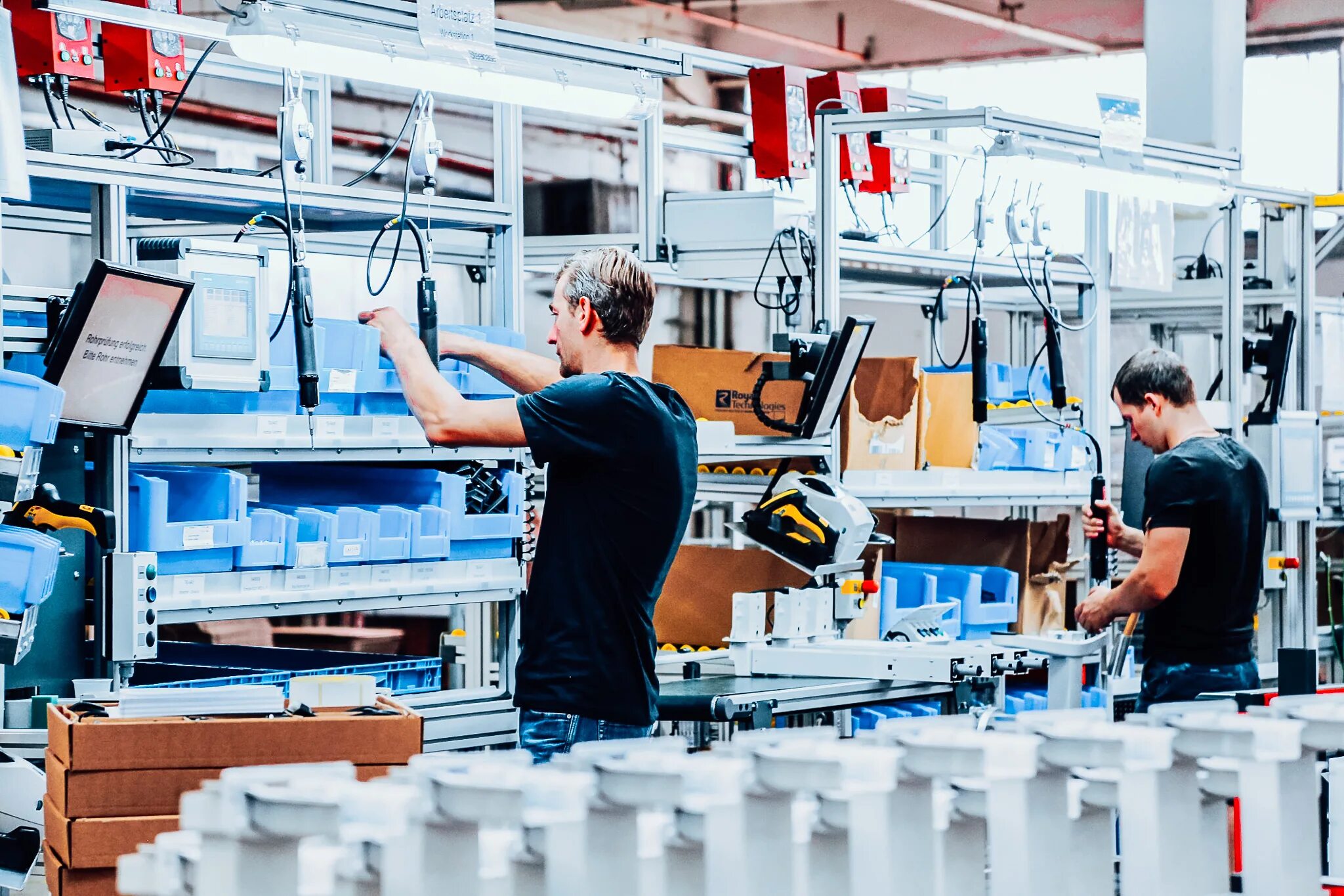 Context factory. Работа людей на фабриках. working factory. фабрика производство снаружи. froli factory.