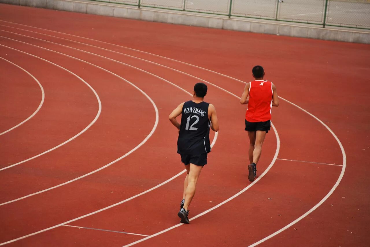 Practice run. Оператор бежит за бегунами. running track. оператор бежит за спортсменкой. spring sportsman.
