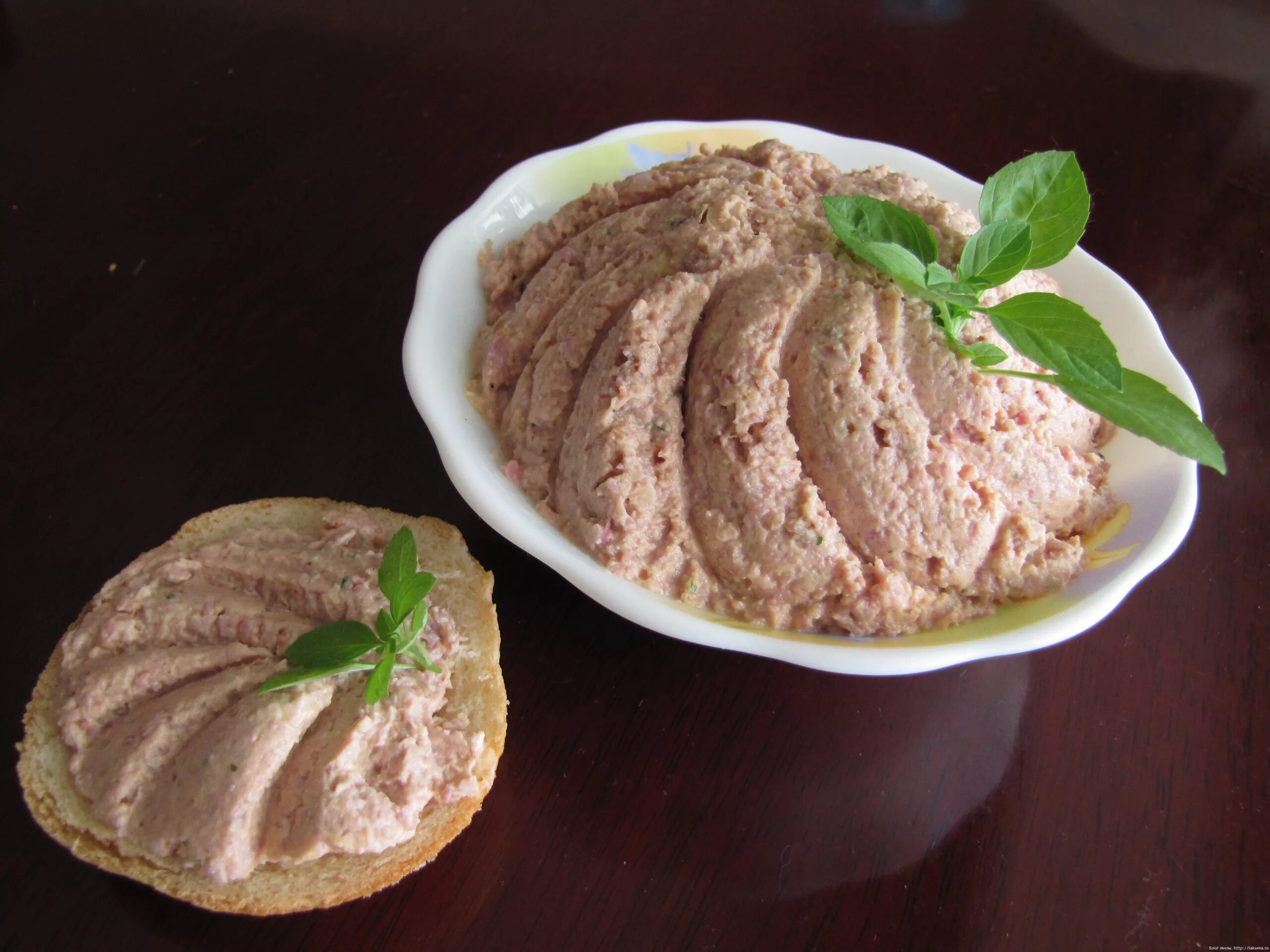 печёночный паштет из куриной печени с маслом. домашний куриный паштет из печени. паштет мясной домашний. печёночный паштет из куриной печени. паштет мясной домашний.
