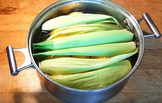 Кастрюля кукурузы. Кастрюля кукурузы. Кукуруза в кастрюле. Вареная кукуруза. Вареная кукуруза в кастрюле.