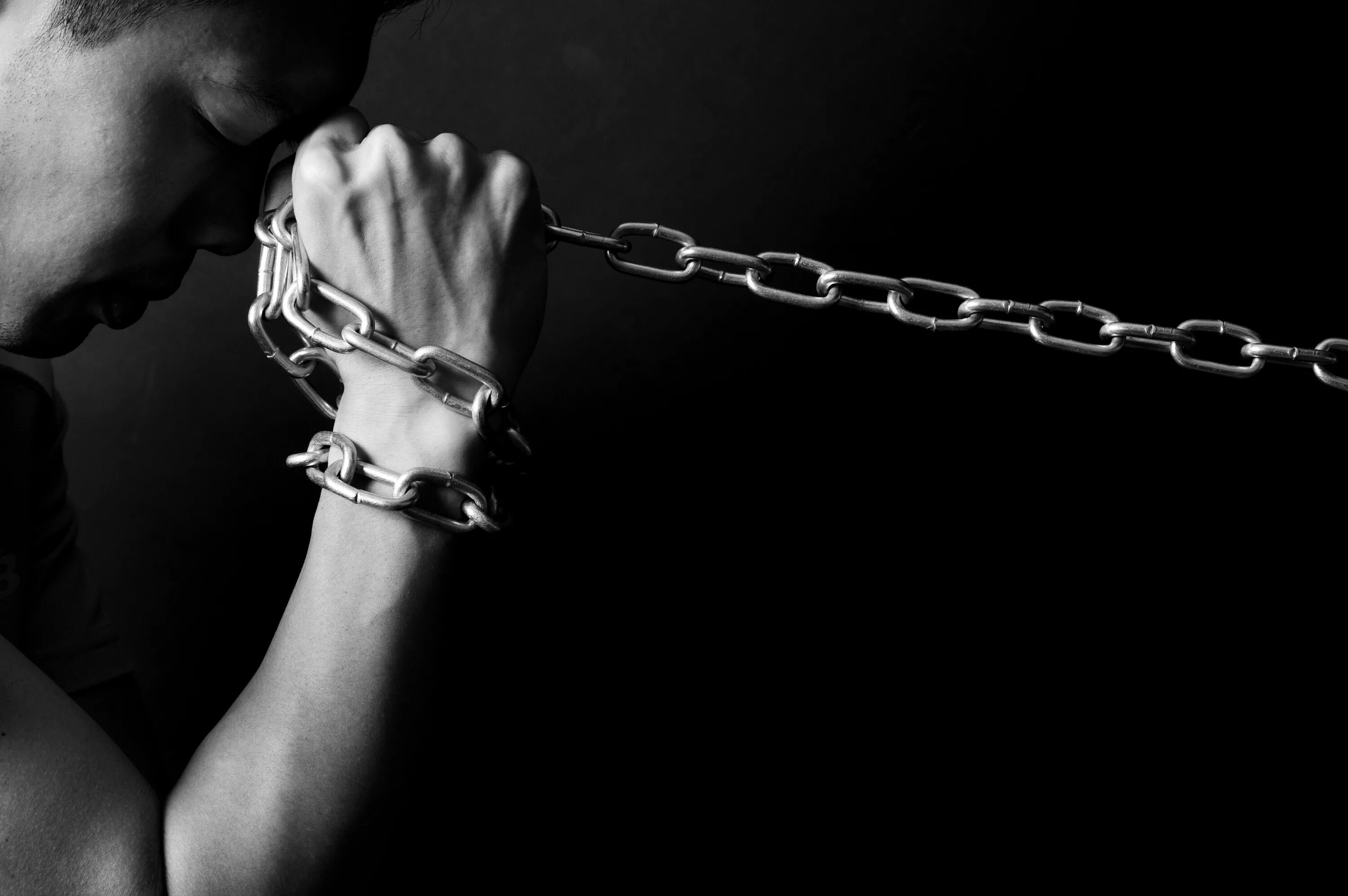 Человек в цепях. Любовные цепочки. Ты цепь сковал прочней. Фотосессия с цепями. Цепь на черном фоне.