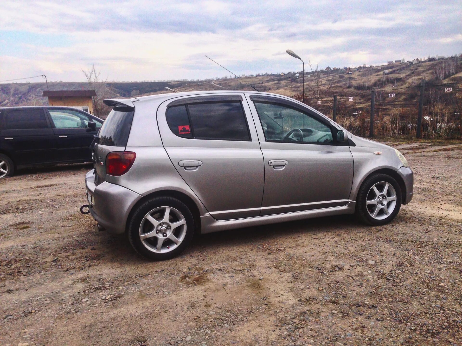 Toyota vitz 2003 rs. Тойота витц 135. Резина на тойота витц. Toyota vitz 2016 колеса. Резина на тойота витц.
