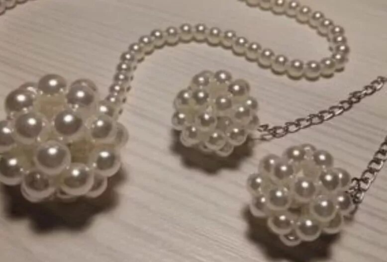 Шар из бусин на елку. Бисероплетение оплетение бусины мастер класс. Как сделать шар из бусин. Елочные шары с бисером. Плетение бисером.