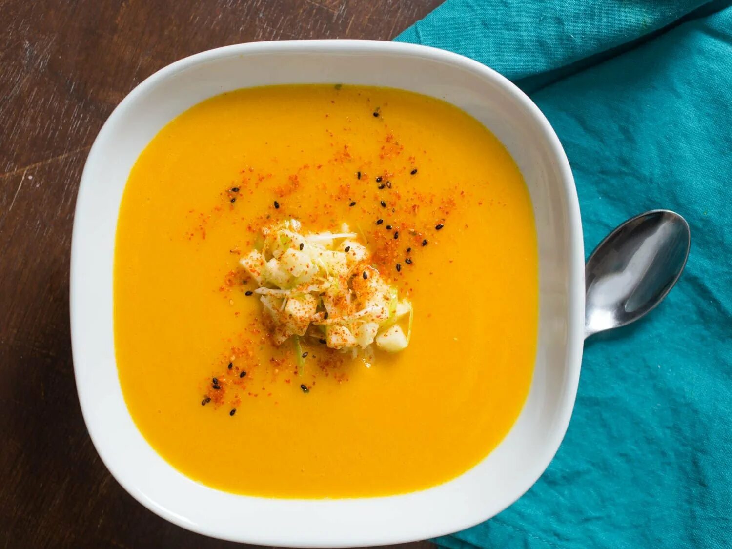 Суп пюре из тыквы и картофеля. Тыквенный крем суп с курицей. тыквенно имбирный суп-пюре. тыквенный суп со страчателлой. тыквенный суп с попкорном.