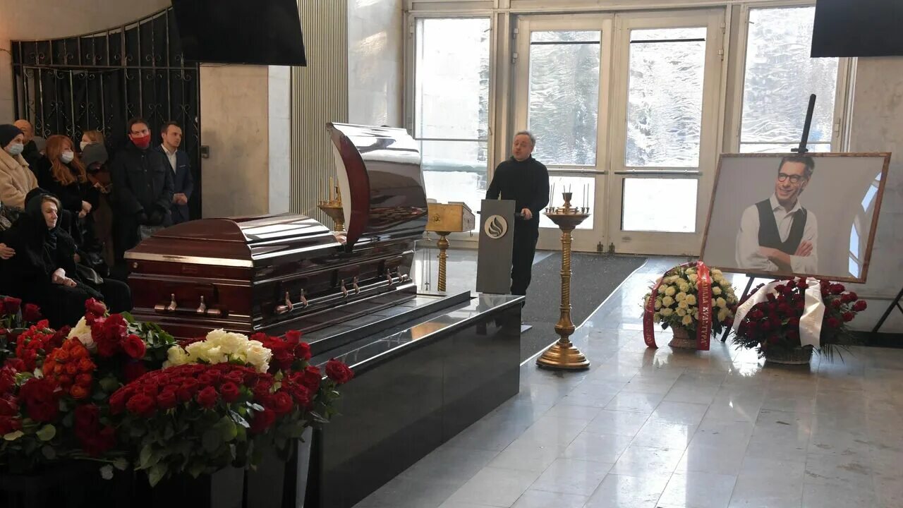 Памятник михаилу жванецкому на новодевичьем кладбище. Могила михаила горбачева. Где похоронили михаила. Где похоронили михаила. Могила михаила круга на дмитрово-черкасском кладбище твери.
