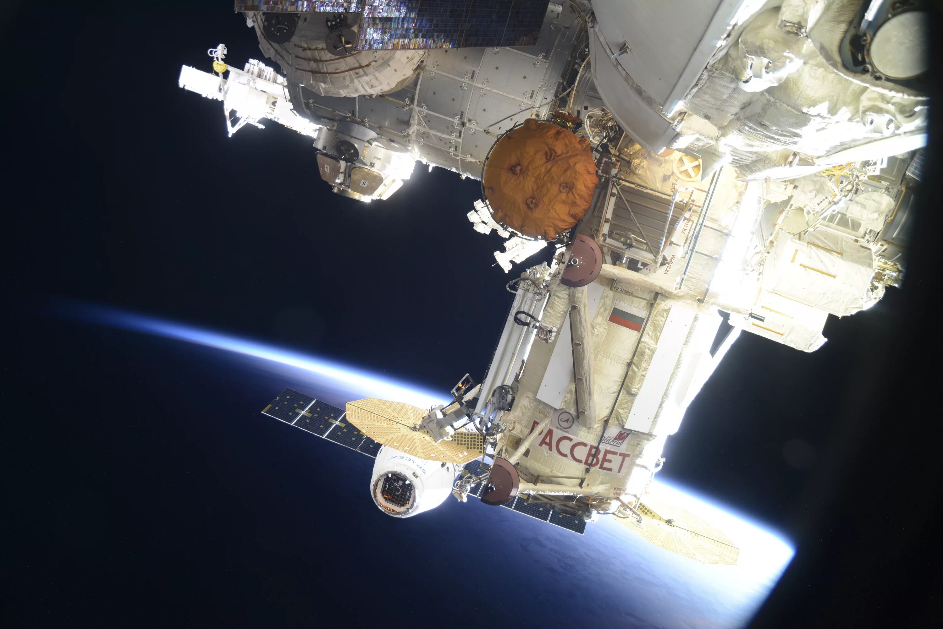 корабль союз пристыкован к мкс. грузовой корабль «прогресс мс-20». базовый модуль орбитальной станции мир. стыковка союза с мкс. грузовой корабль прогресс 1978.