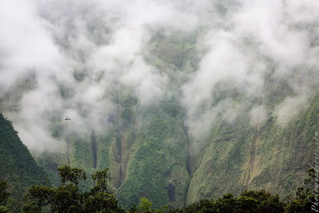 Черапунджи самое влажное место на земле. Маусинрам Индия. Деревня Маусинрам. Самое влажное место на земле Гавайи. Самое дождливое место на земле.