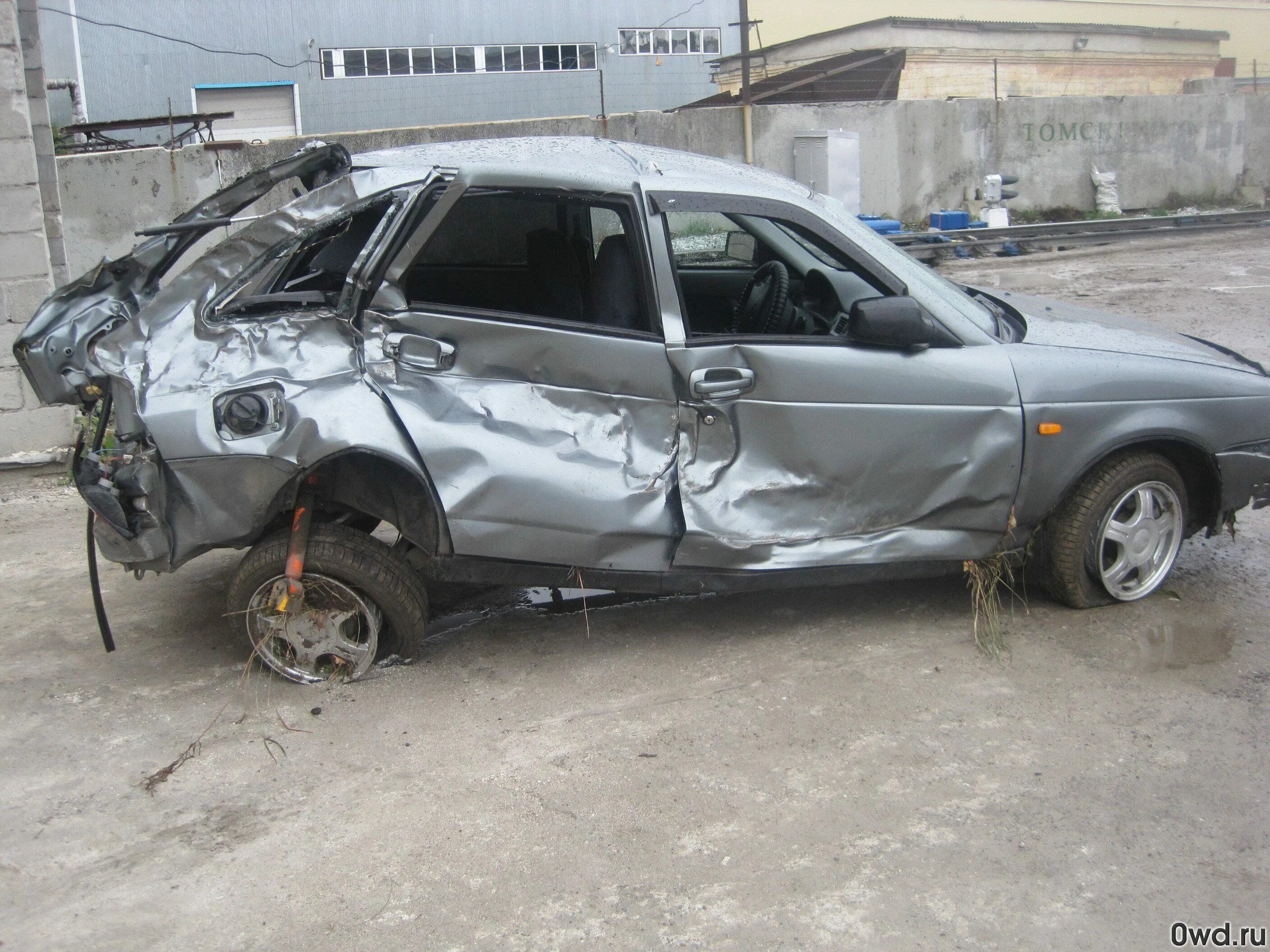 Приора хэтчбек битая тотал. Приора хэтчбек кварц битый. Битый ваз 2112. Калина универсал 1 битый серебристый. Битые лады.