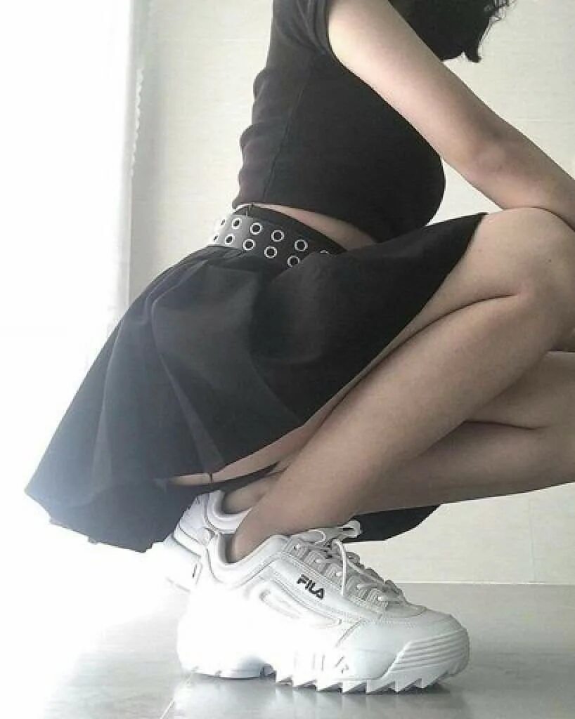 фото девушек в юбках без лица. девушка подросток со спины. девчонки в юбочках без лица. девчонки в юбочках без лица. девушка в топике и юбке.