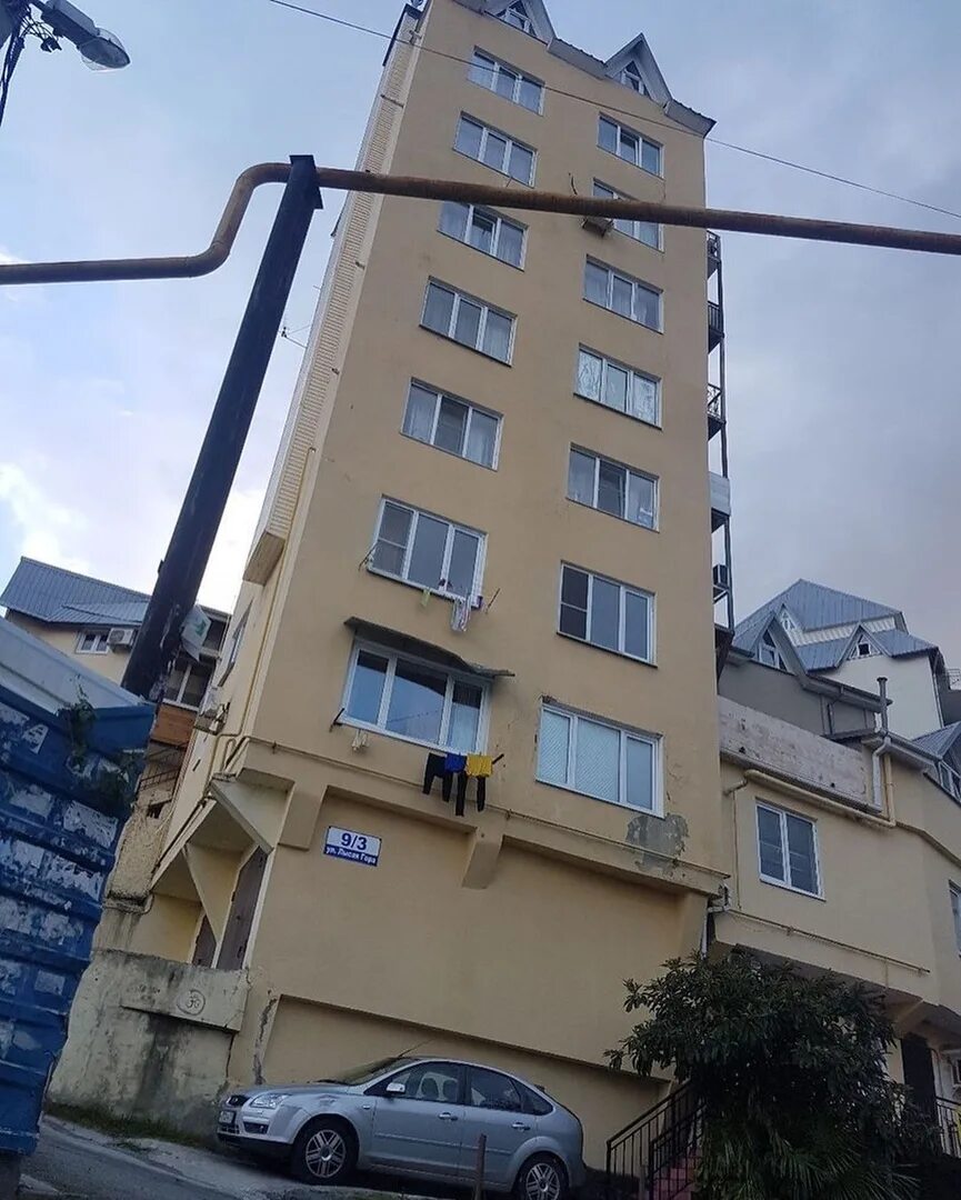 Гаражи сочи фото. Девятиэтажный гараж в сочи. многоэтажные жилые гаражи в сочи. жилой гараж сочи 9 этажей. восьмиэтажный гараж в сочи.