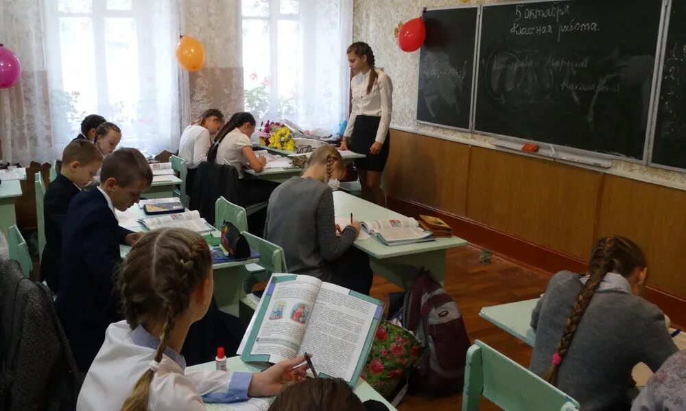 Школа 1 имени горького. Школа горького карачев учителя. школа имени горького карачев. горьковская школа карачев. школа горького.