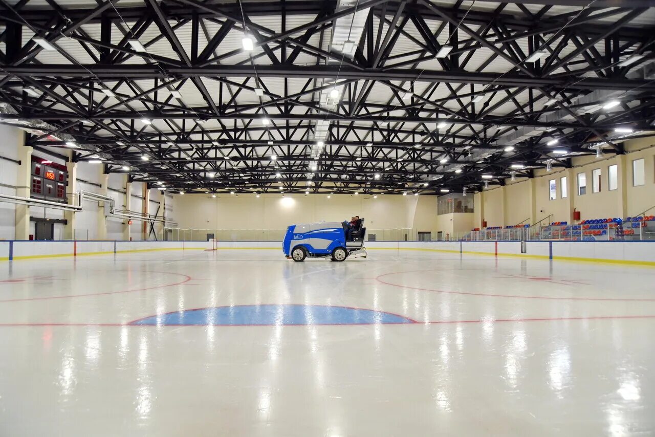 крытый каток с трибунами. ледовая арена щербинка. каток лёд, москва. ледовый каток винзили. крытый ток.