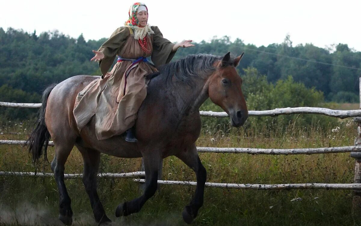 Обряд женщина в коне. Деревенские лошади. Человек верхом на лошади. Лошади в деревне.