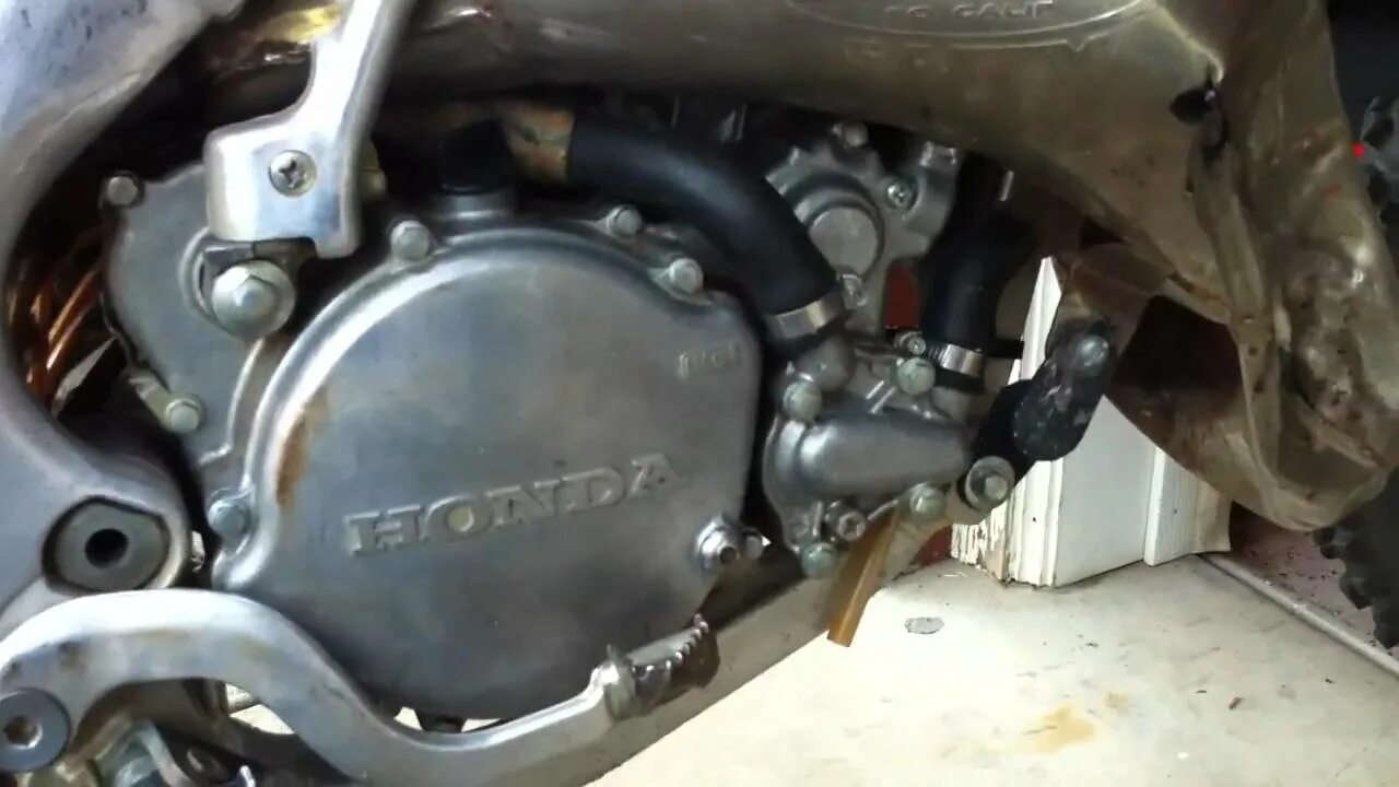 Honda cr зажигание. Мощностной клапан Honda cr250r. Honda CR 125 engine. Honda CR 250 R engine. Мощностной клапан Honda CR 125.
