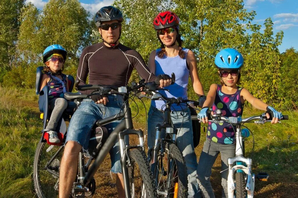 Велосемья. Велосипеды для всей семьи. Семья на велосипедах. Езда на велосипеде дети. Велосипедисты семья.