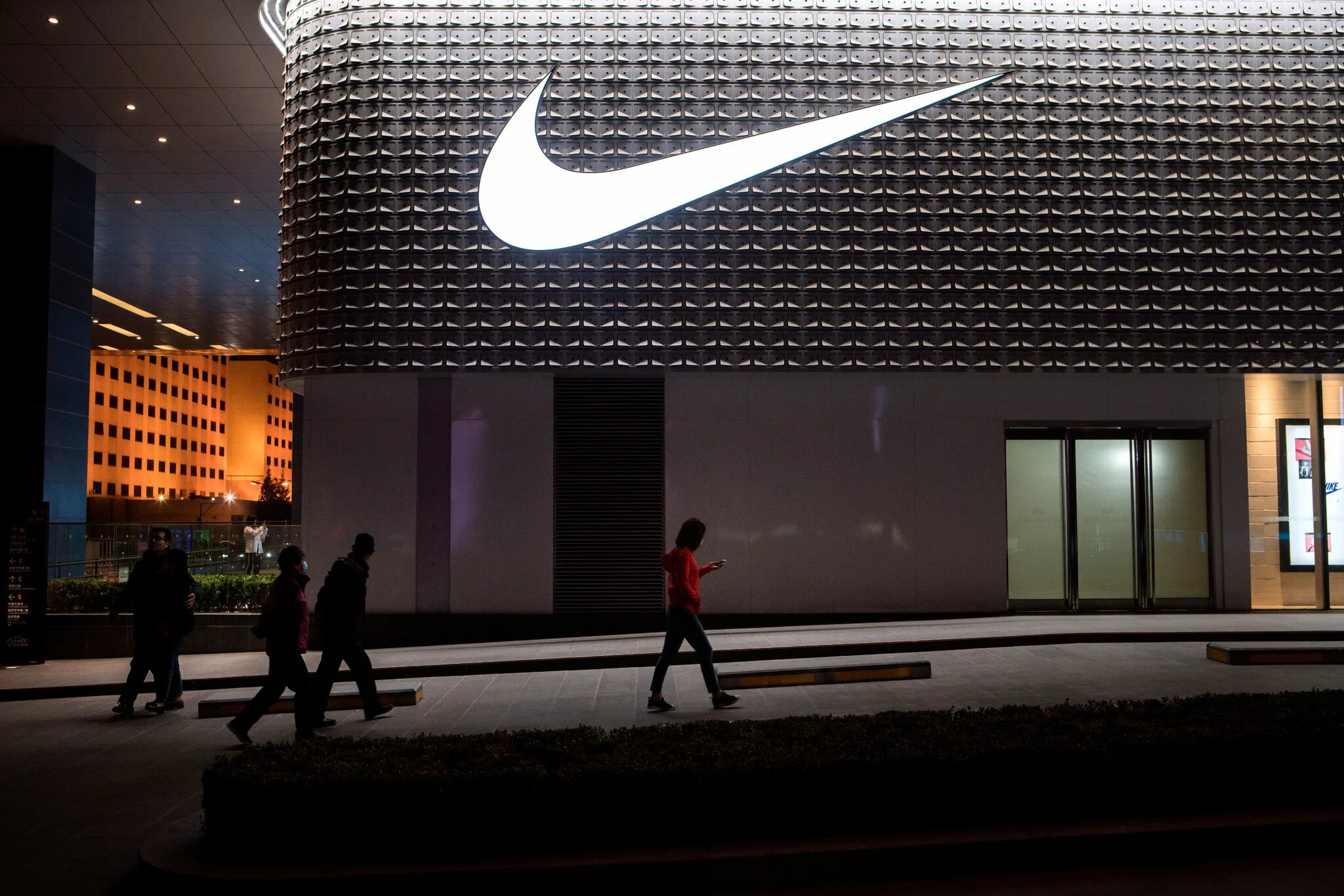 Китайский найк. Nike Пекин. Найк Дубай. Nike Китай. Магазин Nike в Китае.
