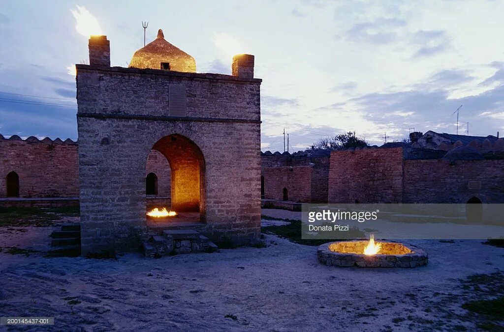 Fire temple. Храм огнепоклонников Атешгях. Храм огня Атешгях в Азербайджане. Атешгях храм огнепоклонников Баку. Сураханский храм огнепоклонников Атешгях (Сураханы).