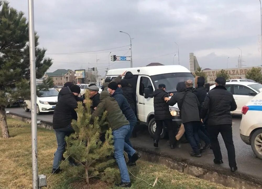 Мужчина выхватил автомат у террориста. Протесты в Казахстане. Протесты в Казахстане, Шымкент. Митинги в Казахстане 2022. Мангыстау митинг.