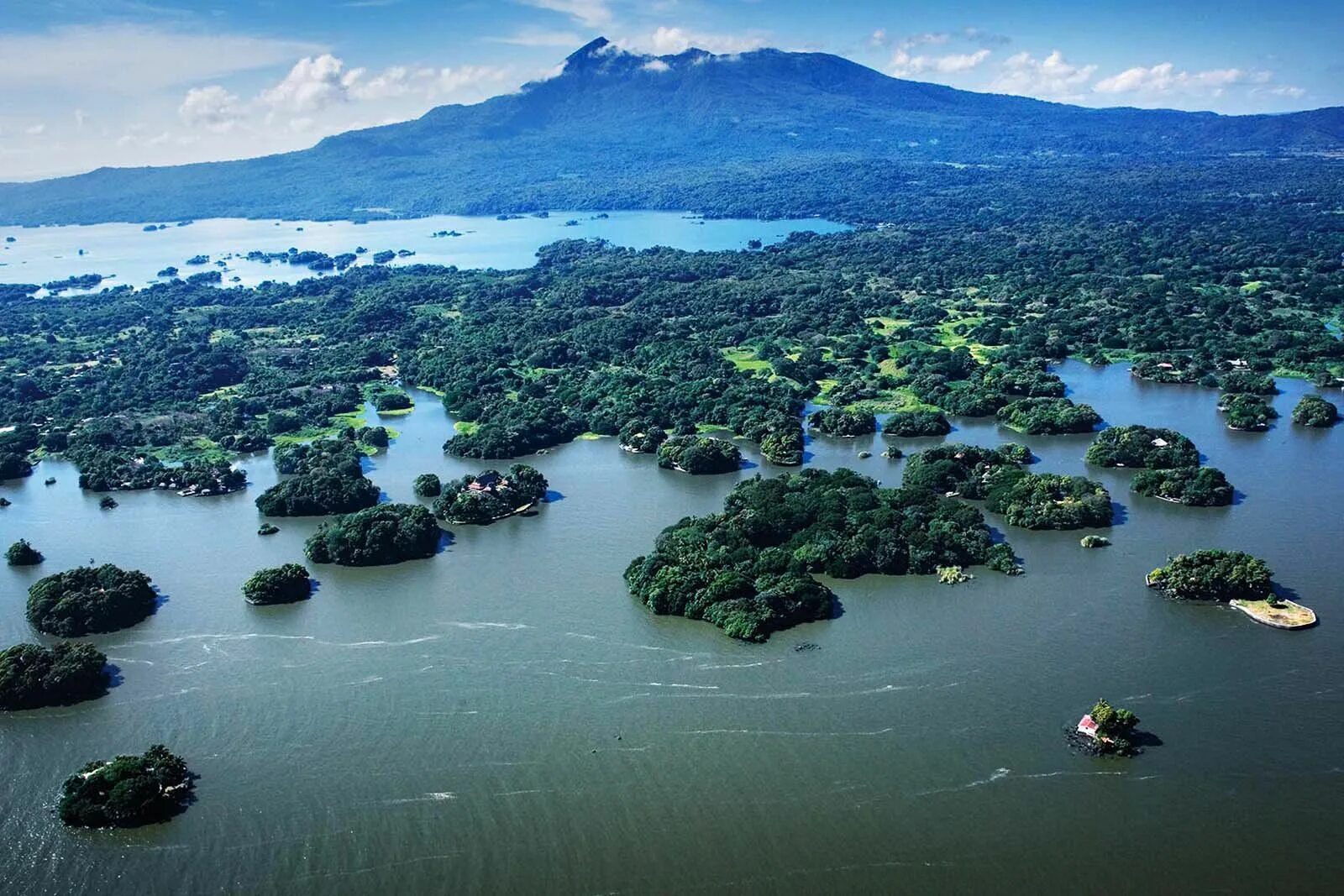 Никарагуа озеро Манагуа. Озеро Лаго де Никарагуа. Никарагуа Москитовый берег. Озеро Апойо в Никарагуа. Пресноводное озеро в латинской америке самое большое