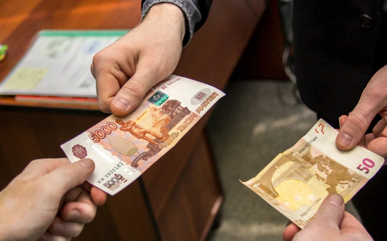 Зарплата 17 тысяч. Мужчина с деньгами в руках. Новые деньги. Считает деньги. Зарплата 17 тысяч.