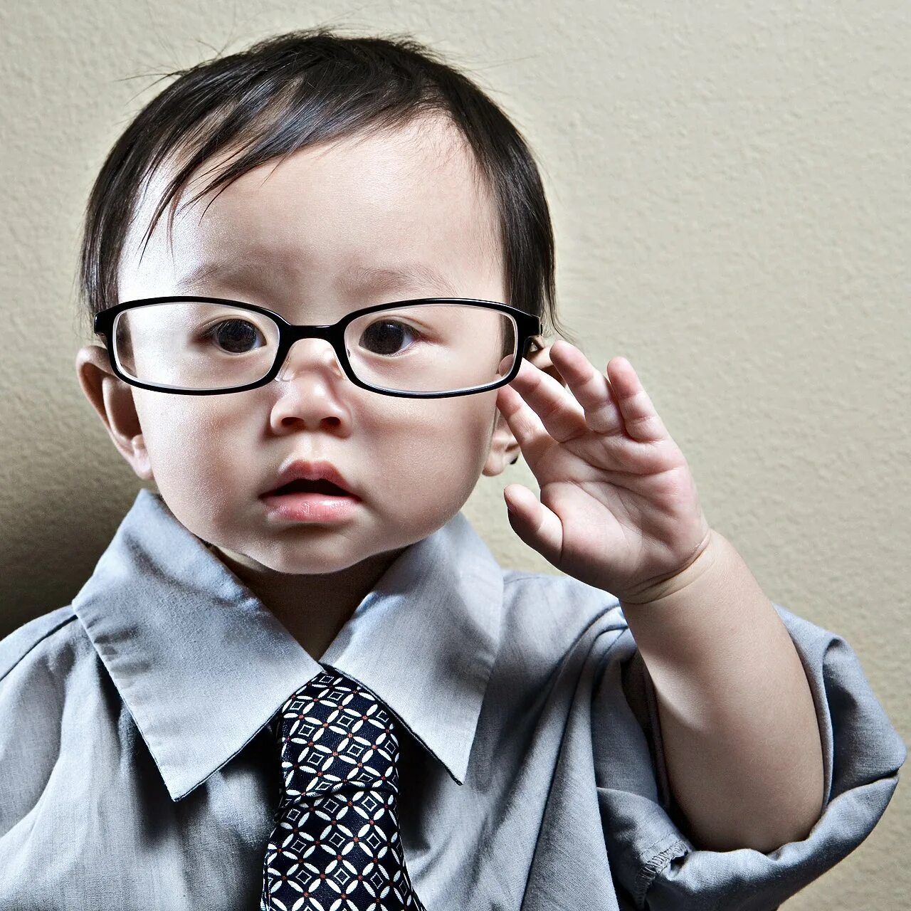Дети в очках. Смешной ребенок в очках. Азиат в очках. Ребенок азиатской внешности.