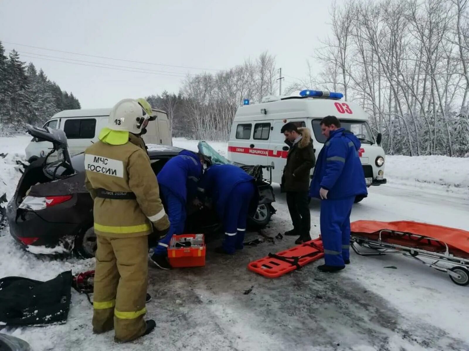 Башкортостан ДТП Белебей. Спасатели вытаскивают из машины.