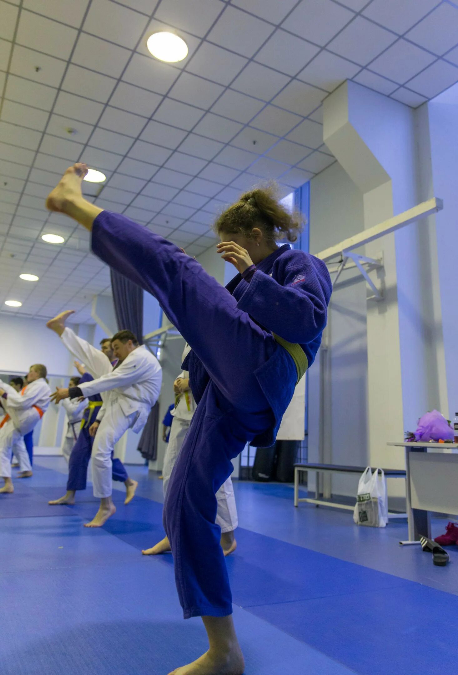 кикбоксинг тренировка. боевые искусства записаться. будо боевые искусства японии. боксёр в халате на тёмном фоне. боевые искусства записаться.