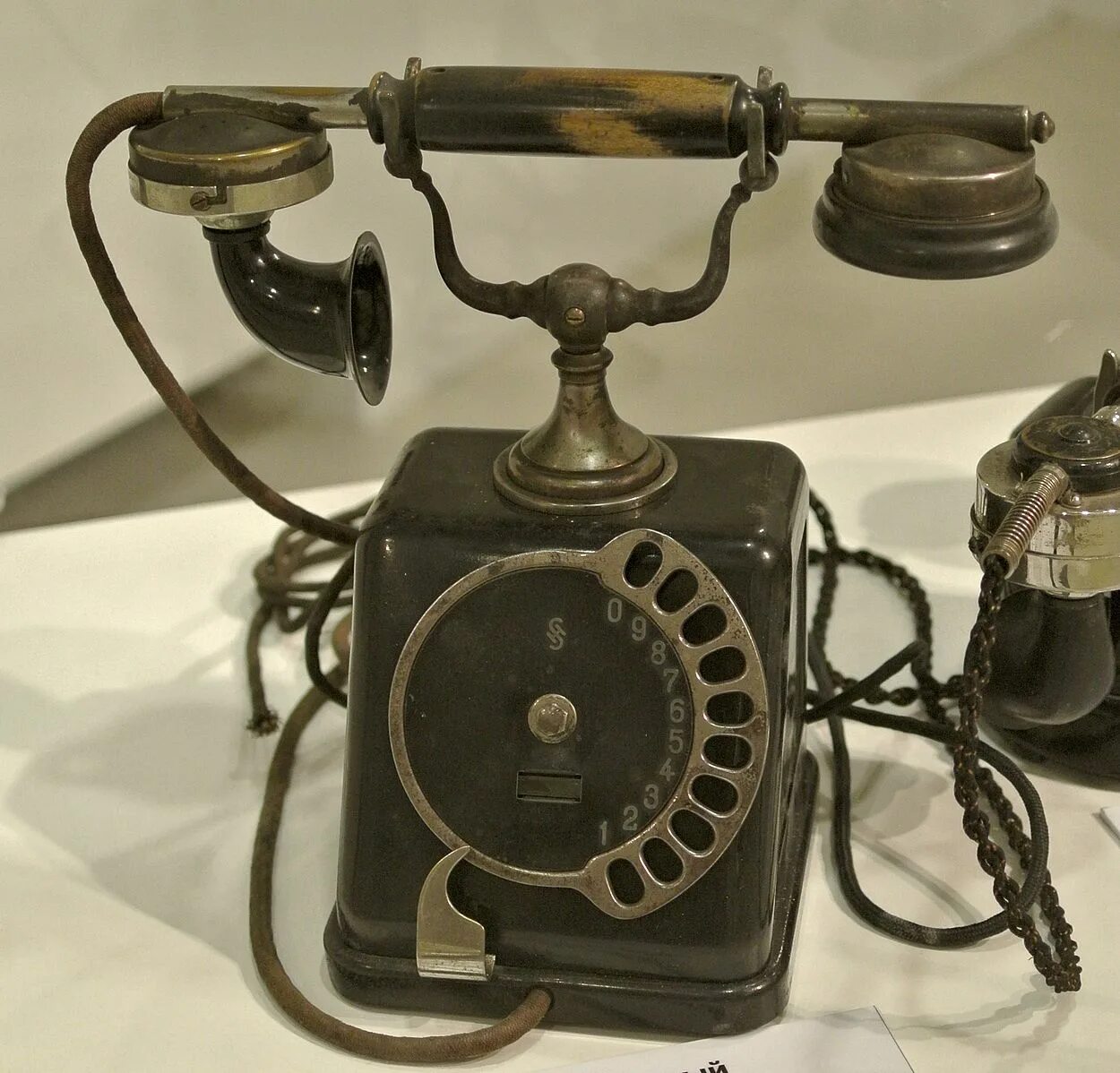 Д с 19 телефоны. ЭЛМОН Браун Строуджер. Siemens & Halske ZBSA 19. Телефонный аппарат Бойля 1896. Телефонный аппарат Эриксон 1910 года.