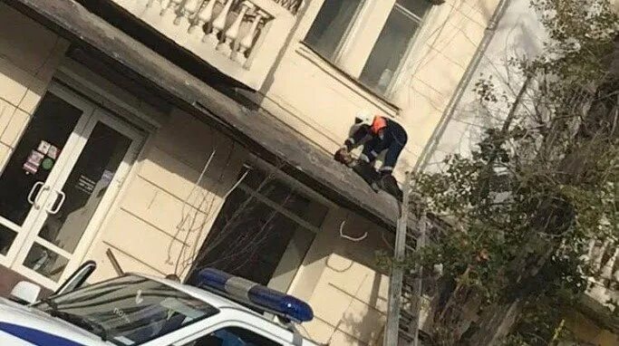 В Ростове мужчина выпал из окна. Упал козырек подъезда. Парень выпал из окна в Ростове на Дону. Выпадение из окна вчера в Ростове.