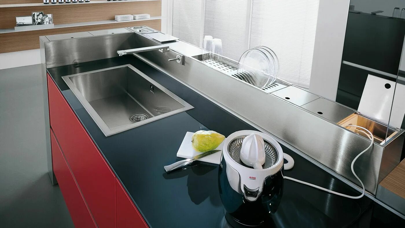 Кухня столешница 45 см. Кухня Valcucine столешница. Кухня с глубокой столешницей. Кухонная столешница 80 см глубина. Аксессуары встраиваемые в столешницу.