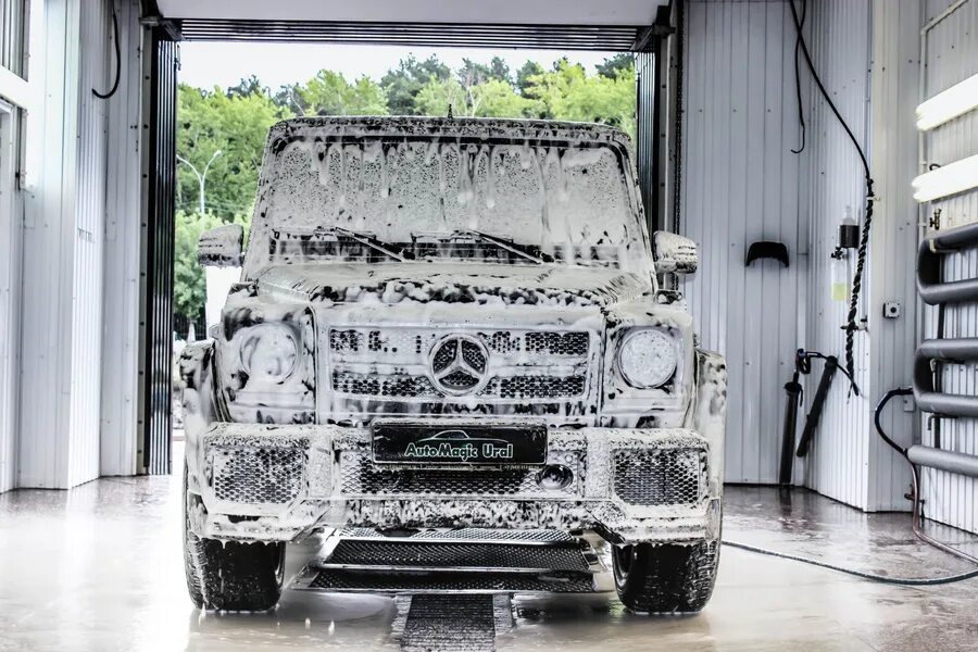 I have my car washed. Гелендваген Мерседес на мойке. Гелендваген на мойке. Mercedes g63 car Wash. Мойка внедорожника.