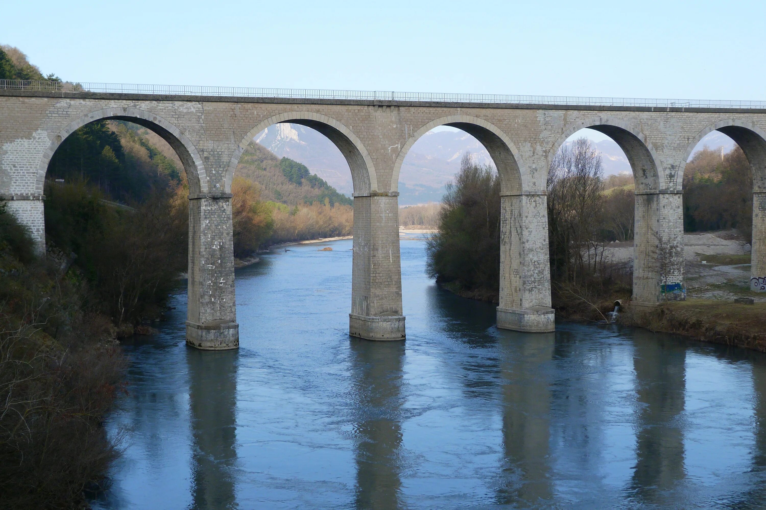 Арка в воде. Арочный мост -акведук Миньяр. Дюранс Франция. Арка акведук. Андреевский акведук мост.