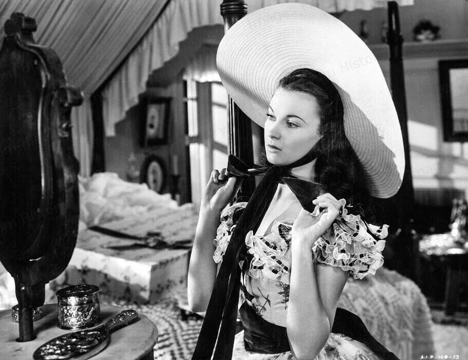 Унесённые ветром фильм 1939. Унесенные ветром 1939. Вивьен ли. Унесенные ветром девушка поет. Унесенные ветром девушка поет.