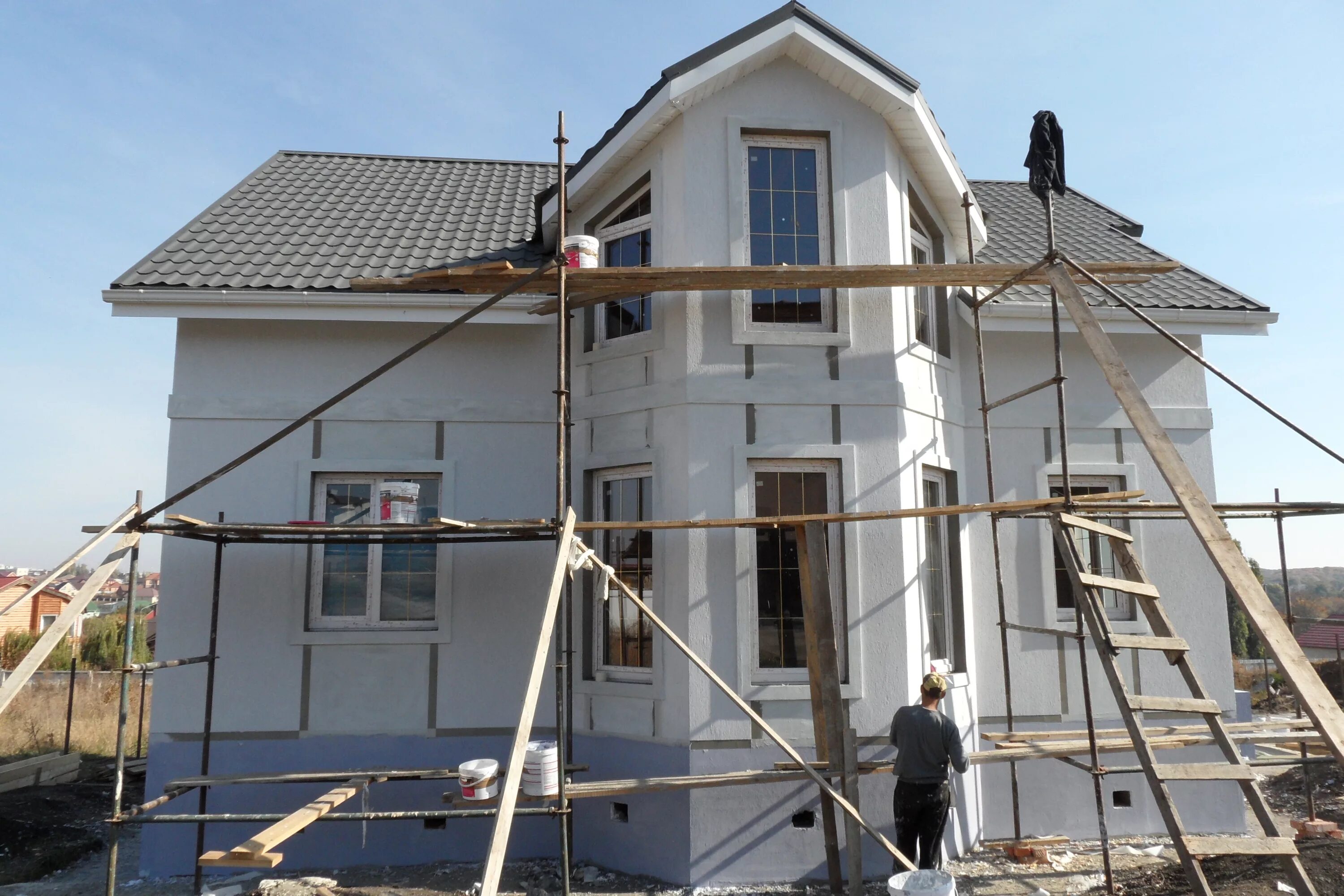 Отделка и утепление фасада частного дома. Стройка фасад. Отделка фасада мокрый фасад. Строительные леса на доме. Строительство фасадов.