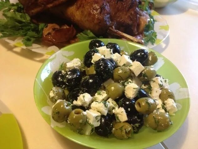 хориатики греческий. греческий салат. маслины с фетой. брускетта с оливками. маслины с фетой.