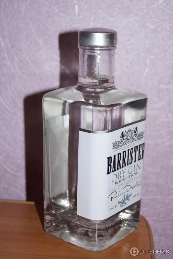 Джинн кватратная бутылка. Джин barrister blue 0,7 л. Джин в квадратной бутылке. Джин барристер пинк 40% 0,5л. Джин бюджетный хороший.