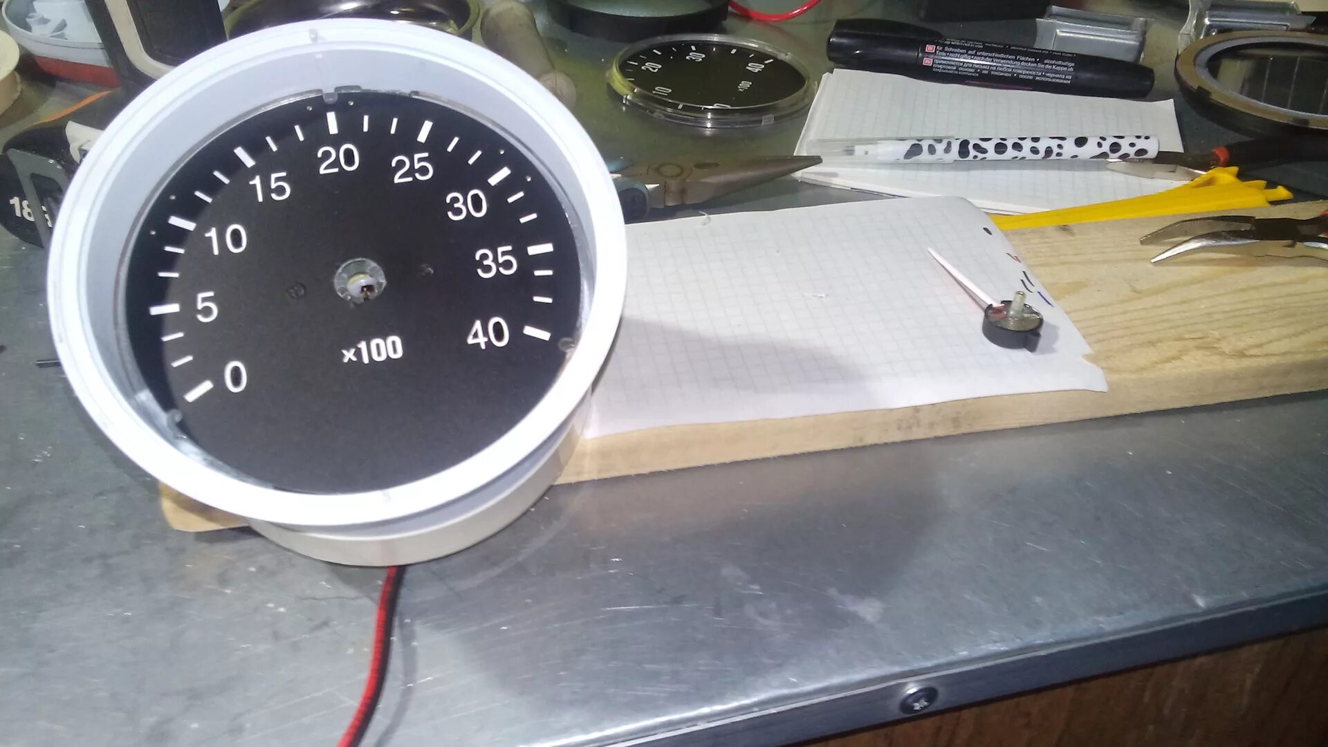 Приборка на т3 с тахометром. Тахометр на мотоцикл урал. Цифровой автомобильный тахометр схема. Выносной тахометр на ваз 2105. Сделать тахометр.