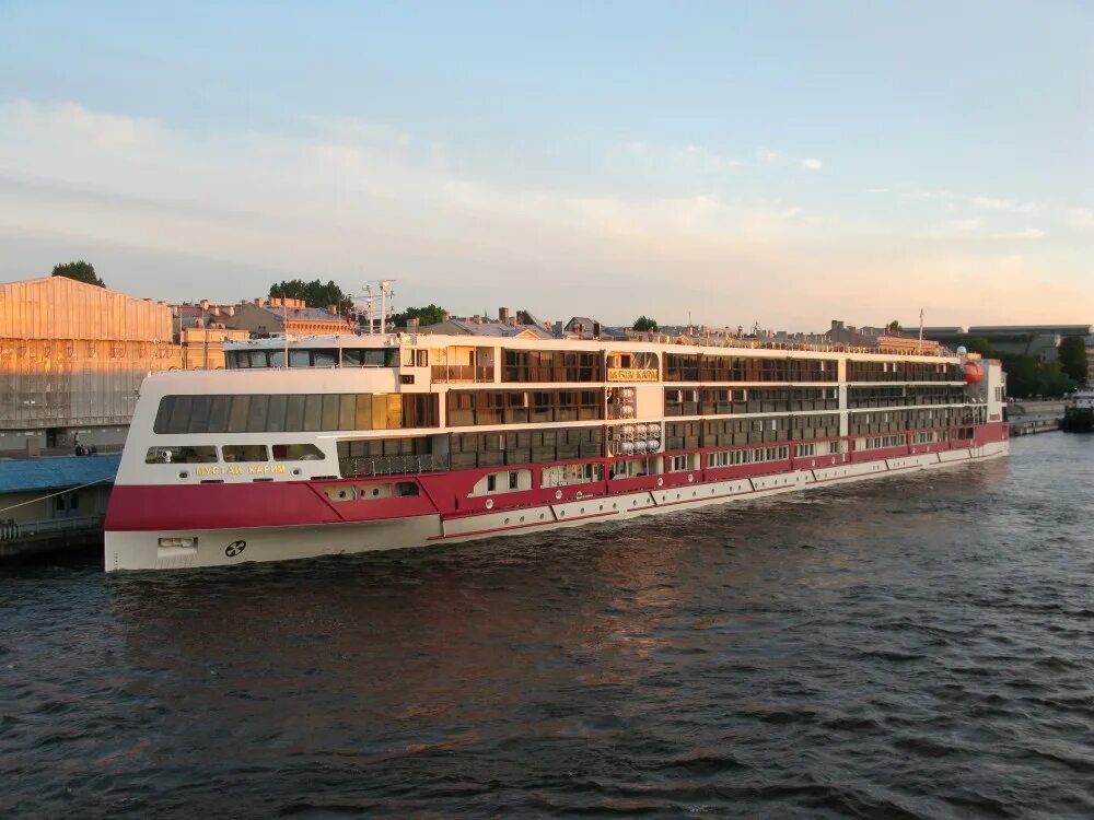 Из спб на море 2025. Круизные теплоходы на неве. море в питере. плавучий отель на неве. судостроение красное сормово.